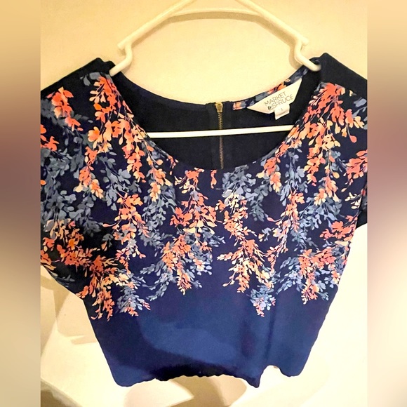 Blue Cap Sleeve blouse w/ beautiful floral print and detail zipper back, size L - Picture 5 of 6